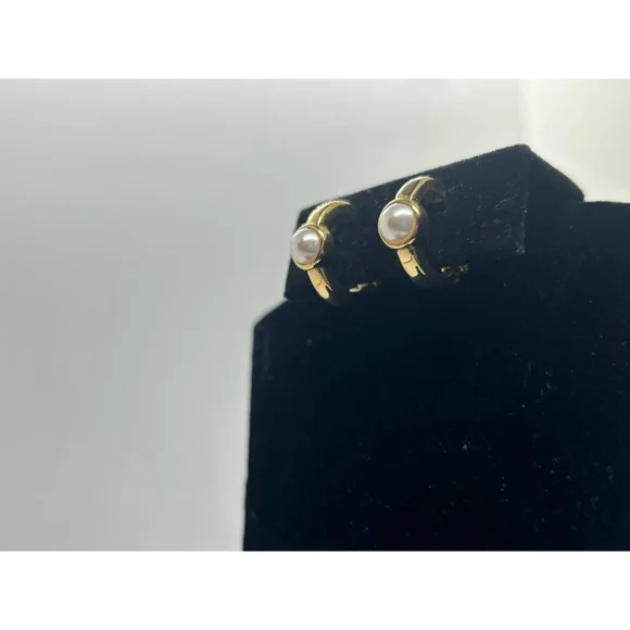 Vintage Napier dainty Gold Tone Pearl Huggie Hoop Screw Back Earrings Signed mcm - Picture 9 of 12